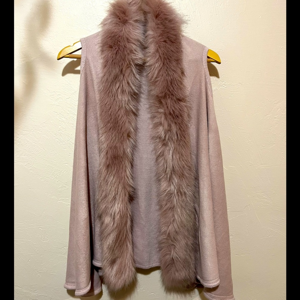 Fun pink faux fur vest💕